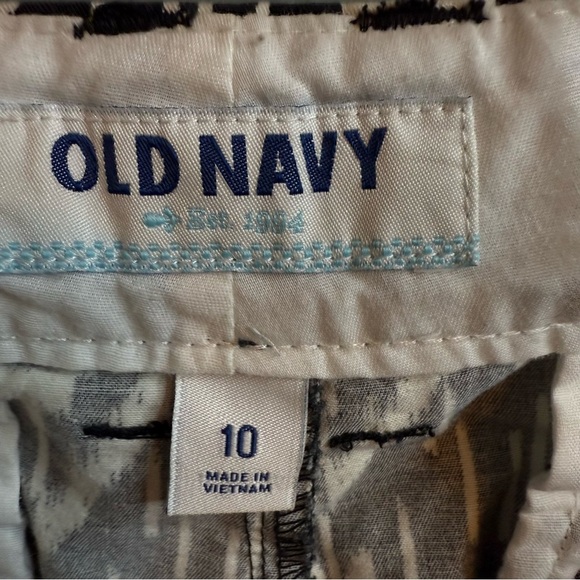 Old Navy Black and White Bermuda Shorts Geometric Pattern - Picture 3 of 5